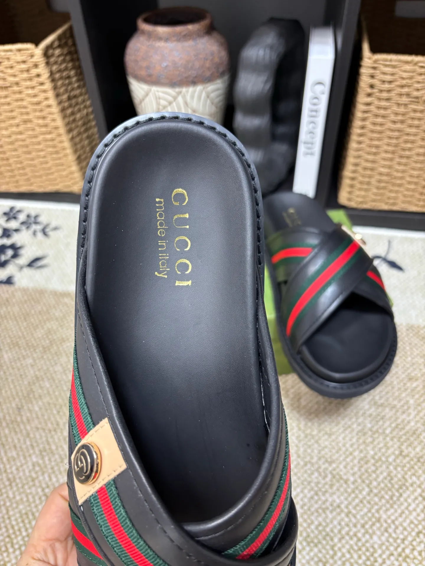 Factory 💰 300 yuan Gucci slippers] high-end men's shoes brand official website 1:1 latest masterpiece: original mold customization, the fabric is made of imported original materials, upgraded outsole, lighter and non-slip. The market's top quality, simple yet tasteful, a must-have for fashionistas, fashionable at your feet, full of confidence, the same style at the counter 👍The season of summer slippers is here. Code: 38-45 (45 customized)